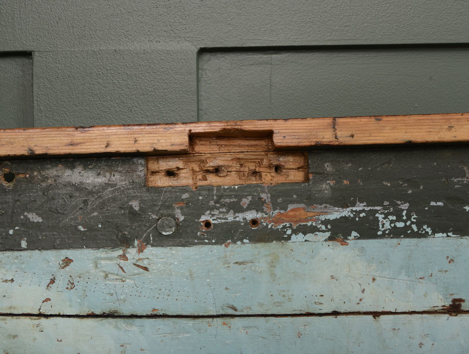 photo vintage Antique Pine Trunk   Painted Ship