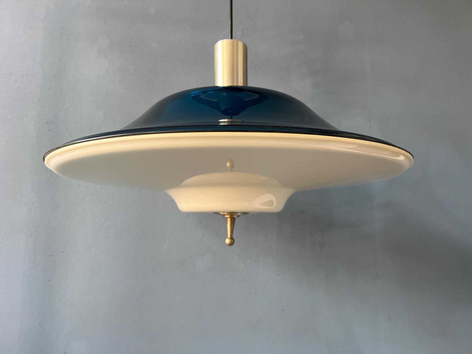 photo furniture Blauwe Ufo Vliegende Schotel Space Age Hanglamp