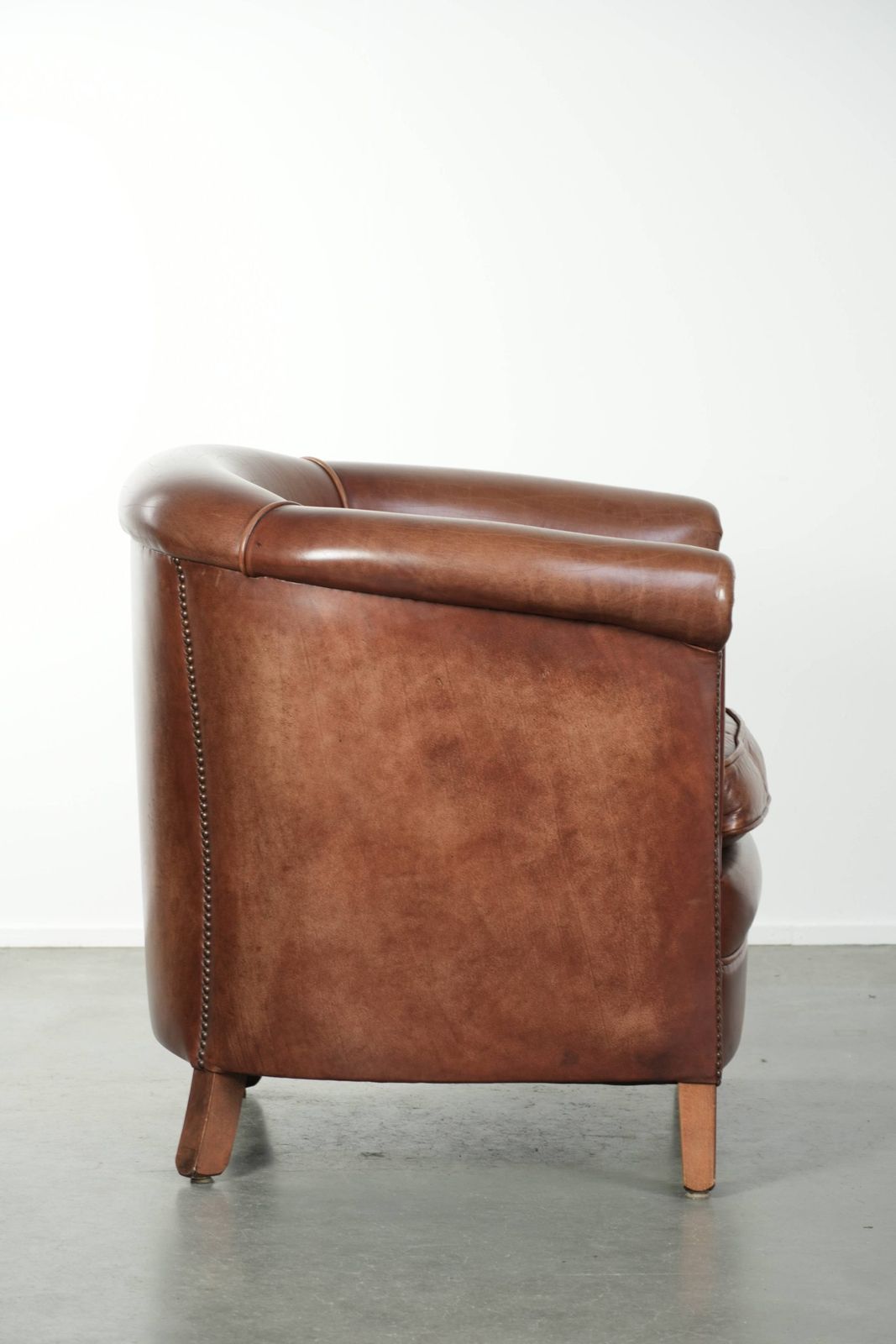 Leren Club Fauteuil In Donker Cognac – Engelse Stijl Met Decoratieve Siernagels. photo for sale