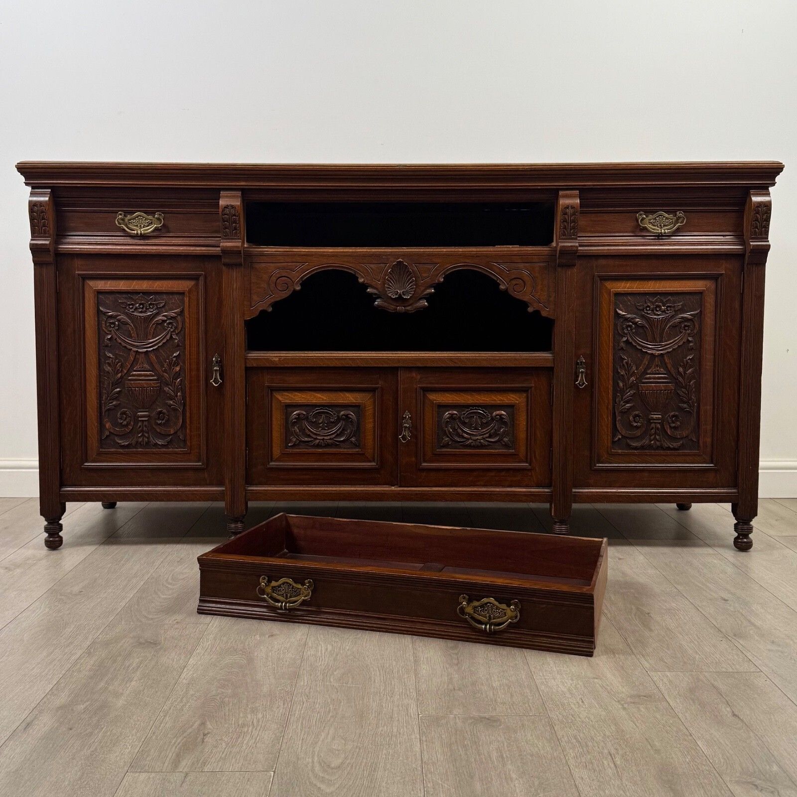 Furniture Antique 20th Century Fine Quality Edwardian Sideboard In Oak photo