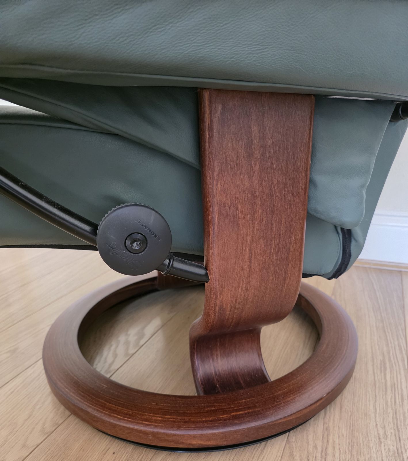 Ekornes Stressless 'Reno' (Small) Recliner With Footstool photo Furniture