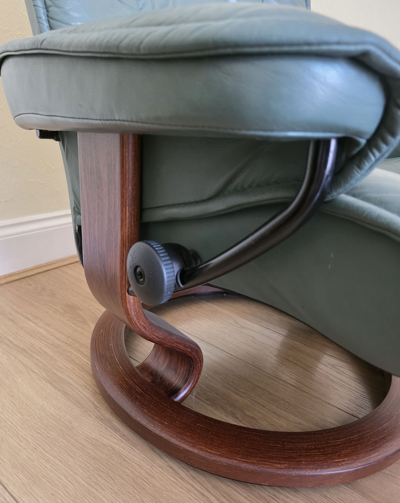 Ekornes Stressless 'Mayfair' (Large) Recliner With Footstool photo 495.0
