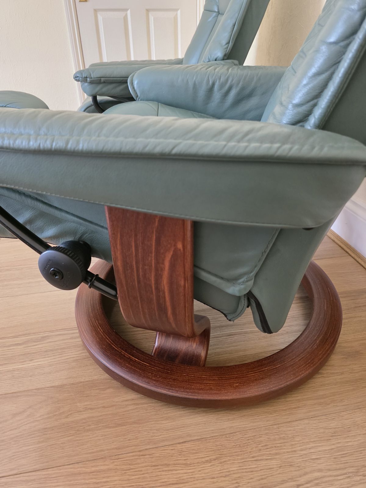 Ekornes Stressless 'Mayfair' (Large) Recliner With Footstool photo vinterior
