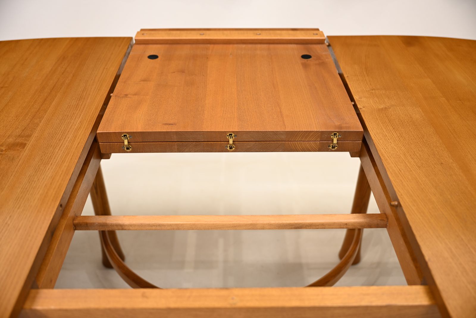 827.0 Ercol Saville Dining Table Extending Light Finish 926 Seats 8+ Free Uk Delivery photo