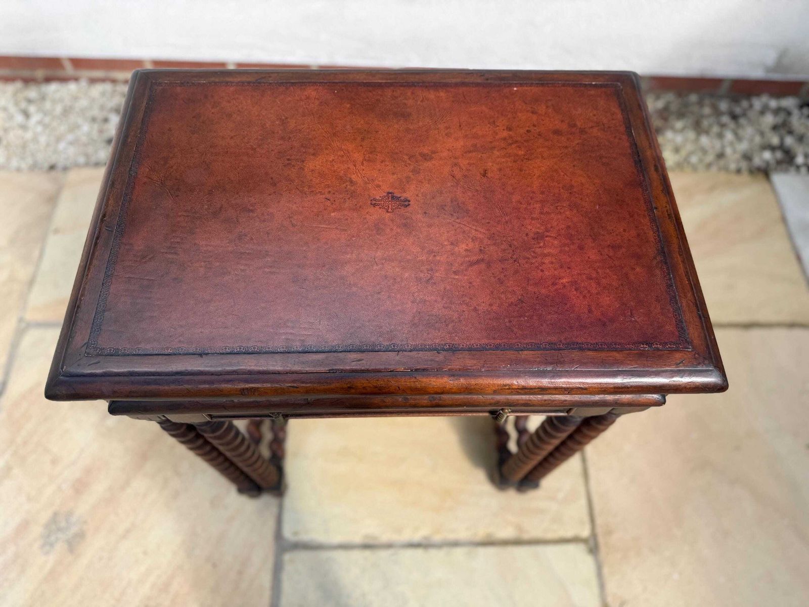 photo vinterior Jonathan Charles/Harrods Walnut Barley Twist Nest Of Two Tables With Leather Inset And Single Drawer To Small Table
