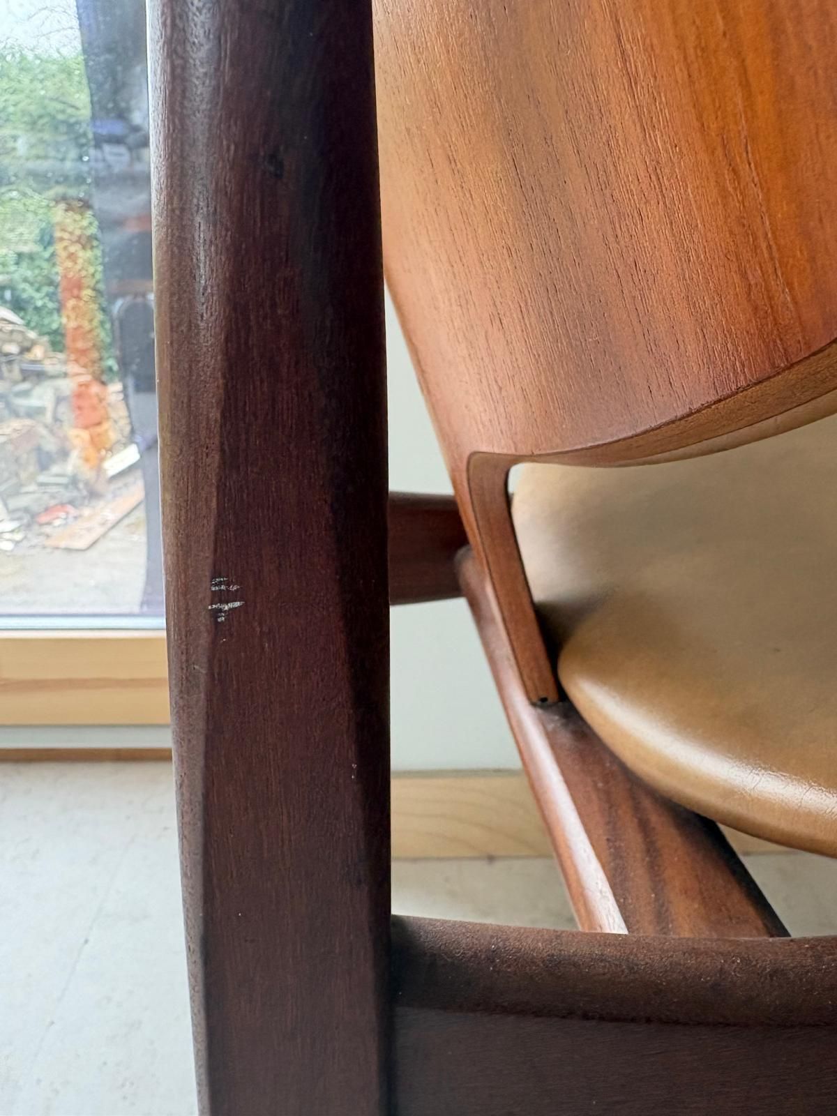 photo vinterior Pair Of Elliotts Of Newbury Teak And Leather Dining Chairs