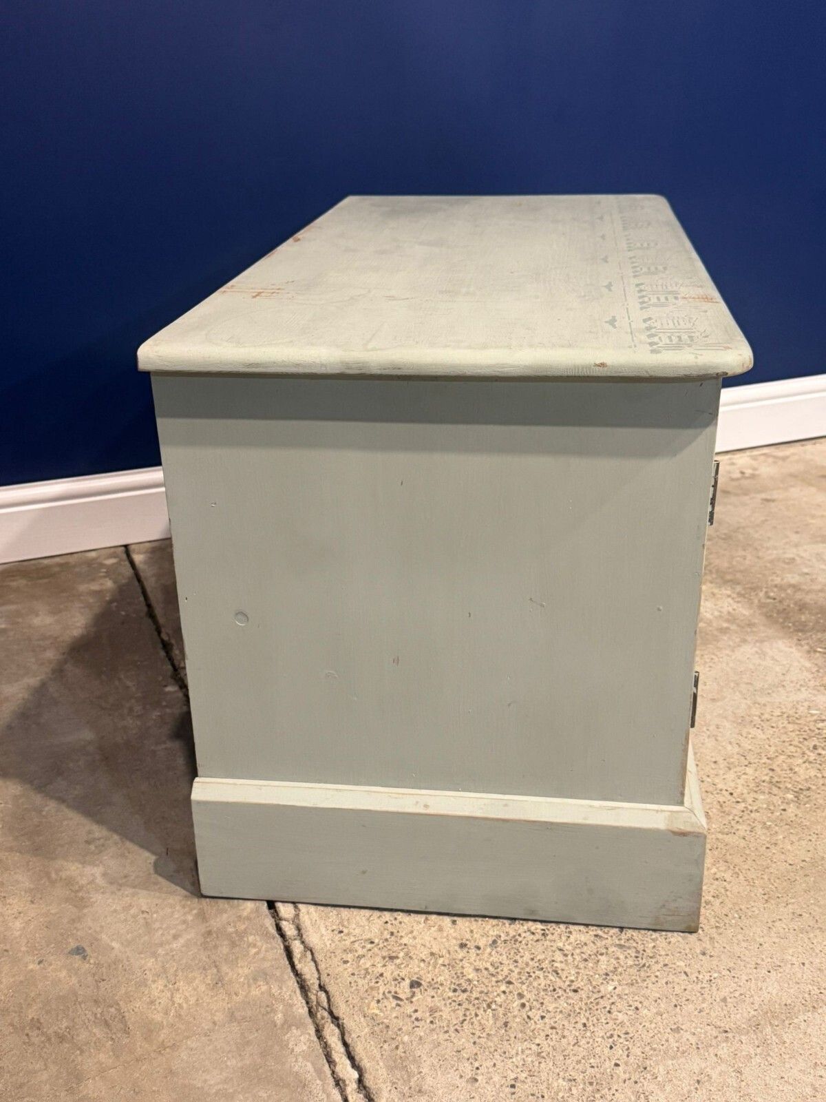 photo vintage Vintage Solid Pine Sideboard Shabby Chic Pot Cupboard Record Cabinet Painted