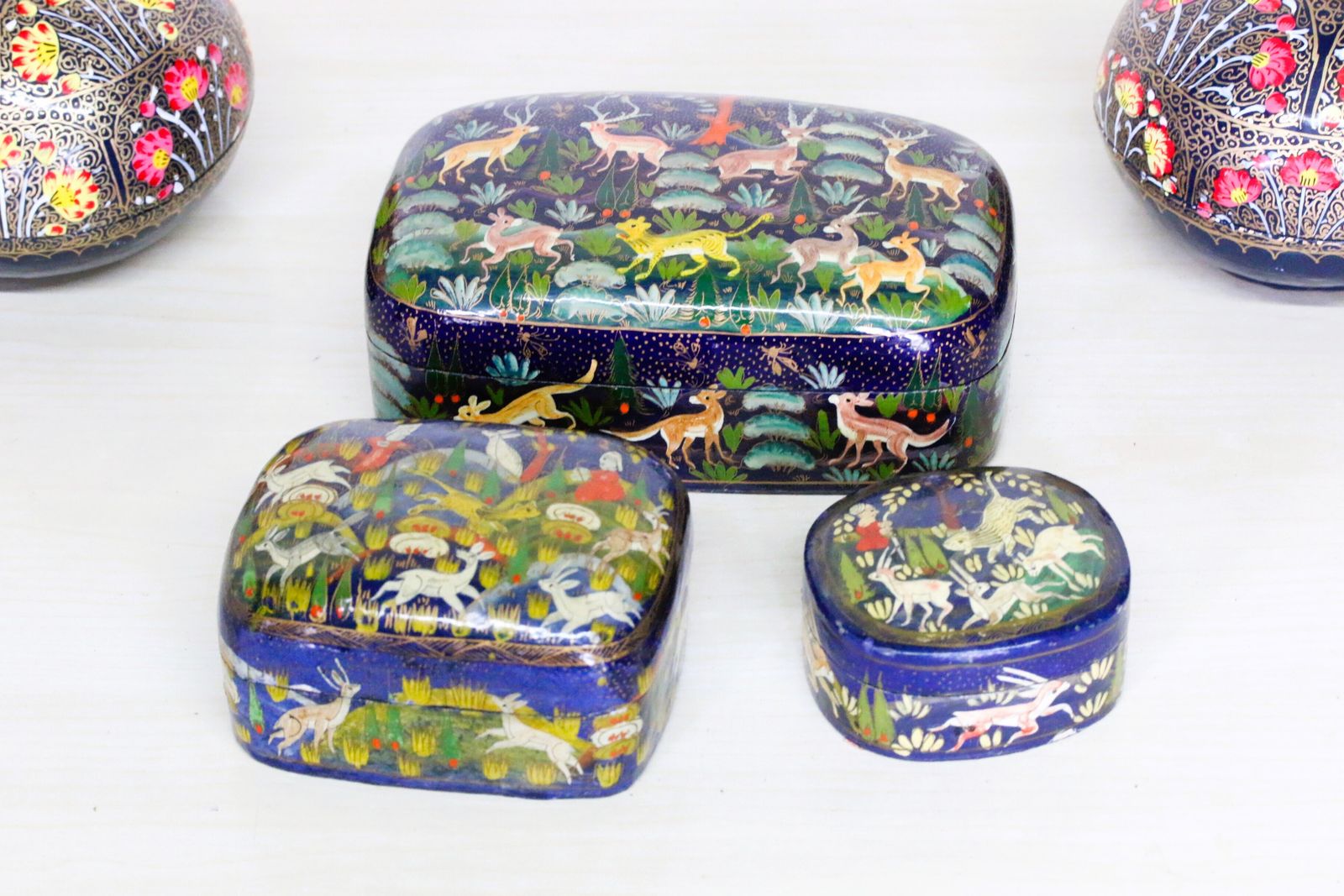 photo vinterior A Collection Of Highly Decorative Kashmiri Paper Mache Pots 5 In Total Some Antique