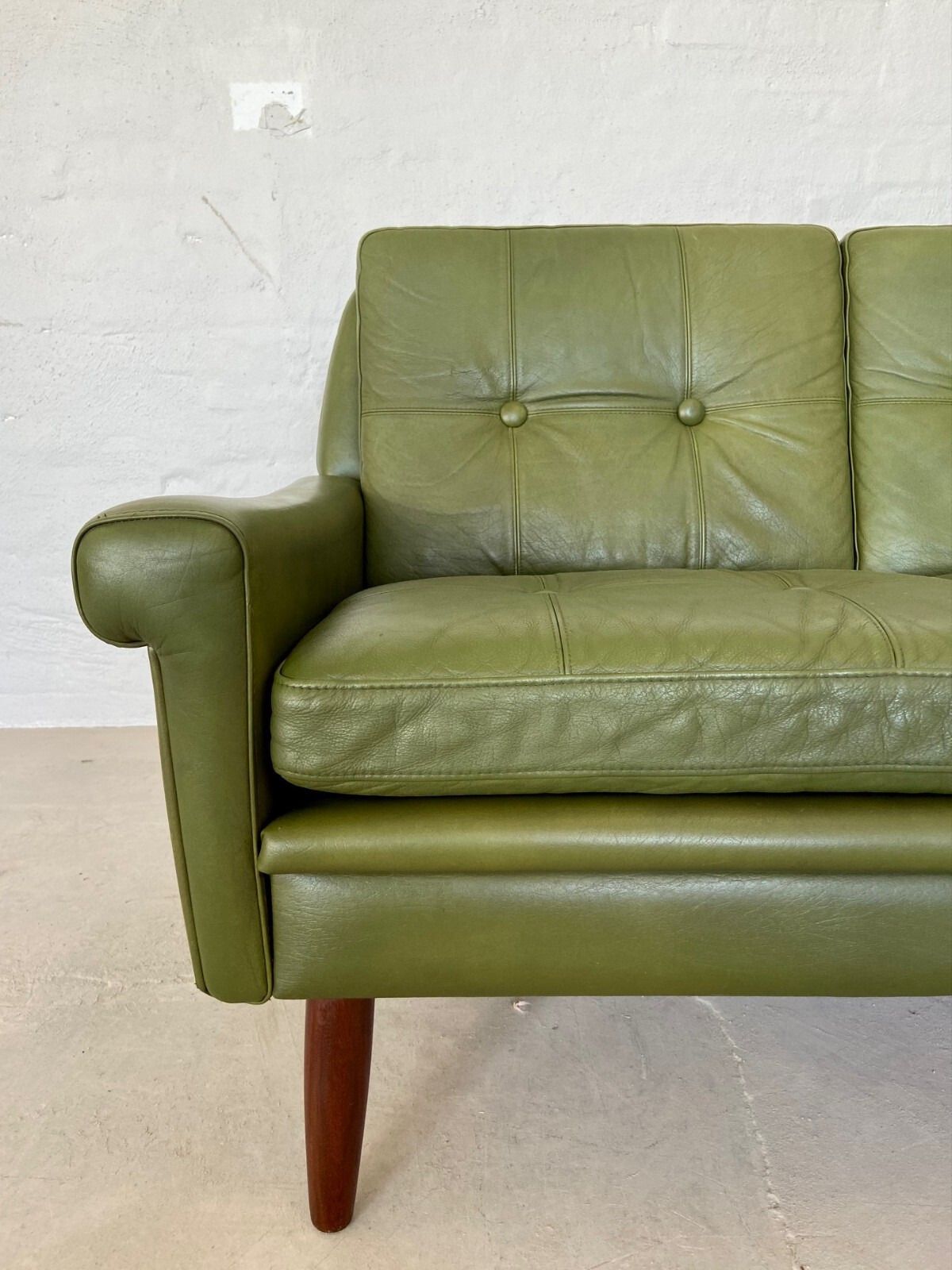 photo vintage Vintage Danish  Retro Svend Skipper  3 Person Sofa In Olive Green  Leather