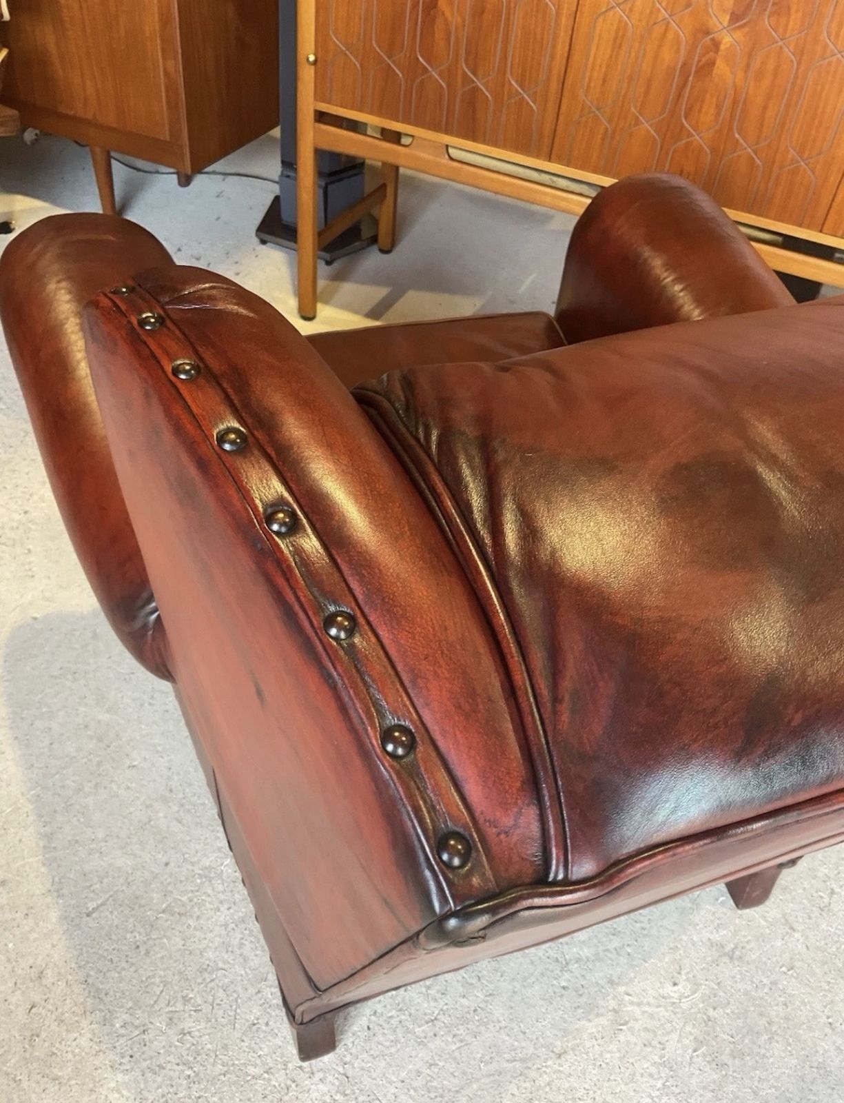 photo vintage Wesley Hall Armchairs With Ottoman, Antique Farmhouse Style