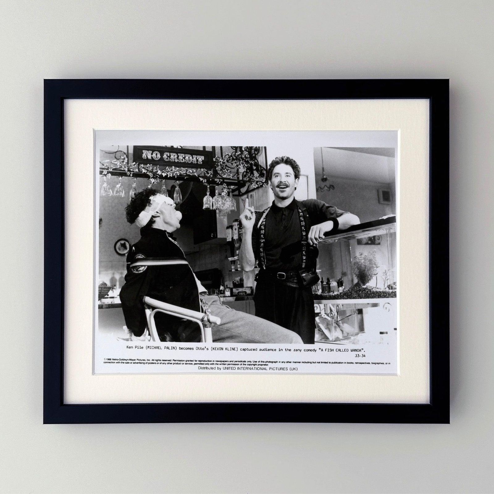 Photo de presse « A Fish Called Wanda » 1988, encadrée photo furniture