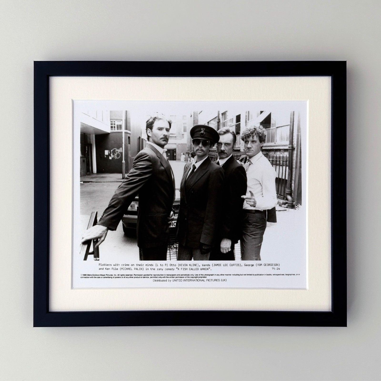 Photo de presse « A Fish Called Wanda » 1988, encadrée photo furniture