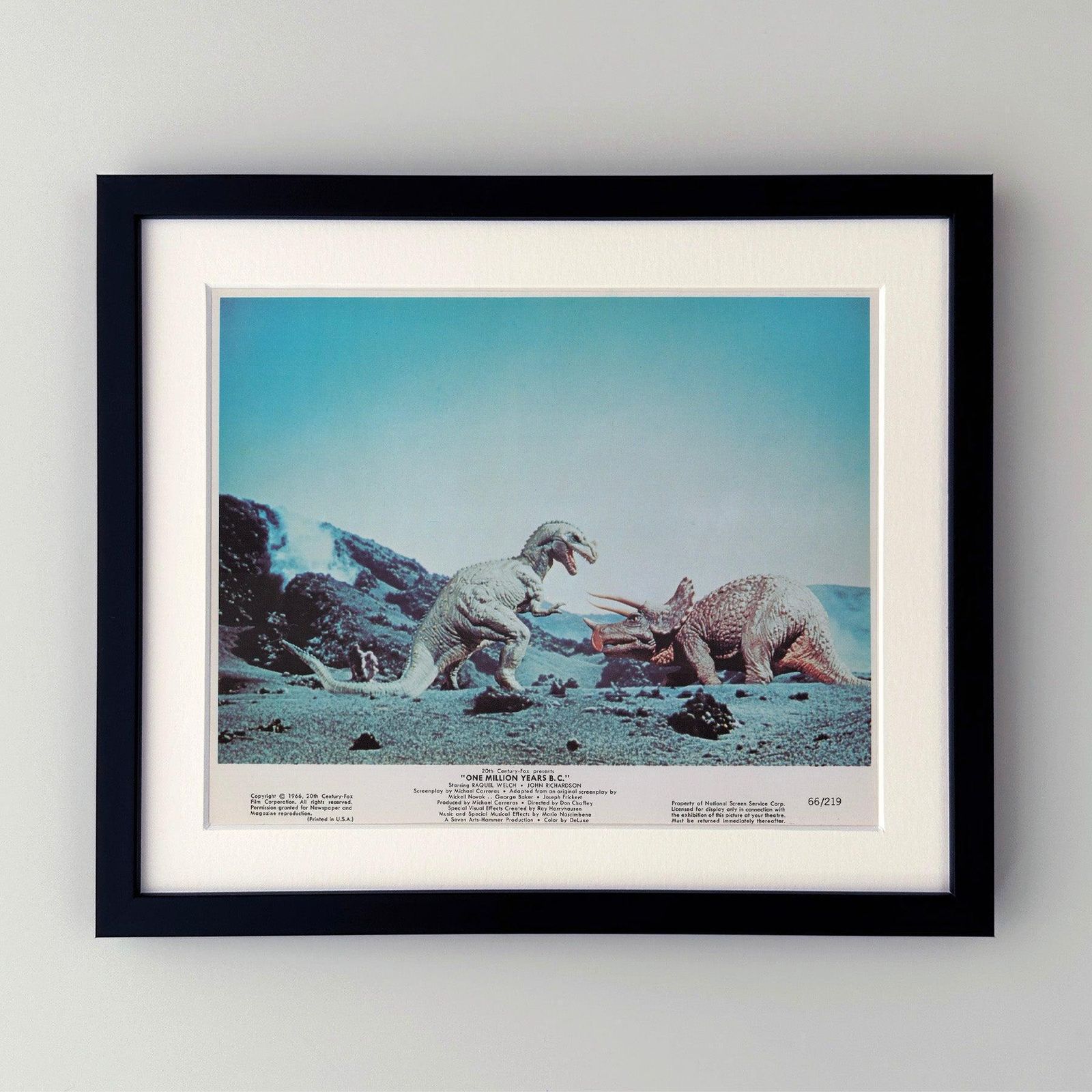 Lobby card du film One Million Years BC (1966), encadrée photo furniture