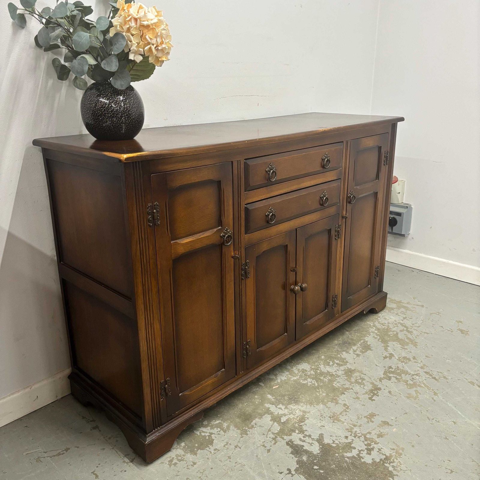 photo vintage Vintage Wooden Sideboard Cabinet With Drawers & Cupboards – Traditional Storage