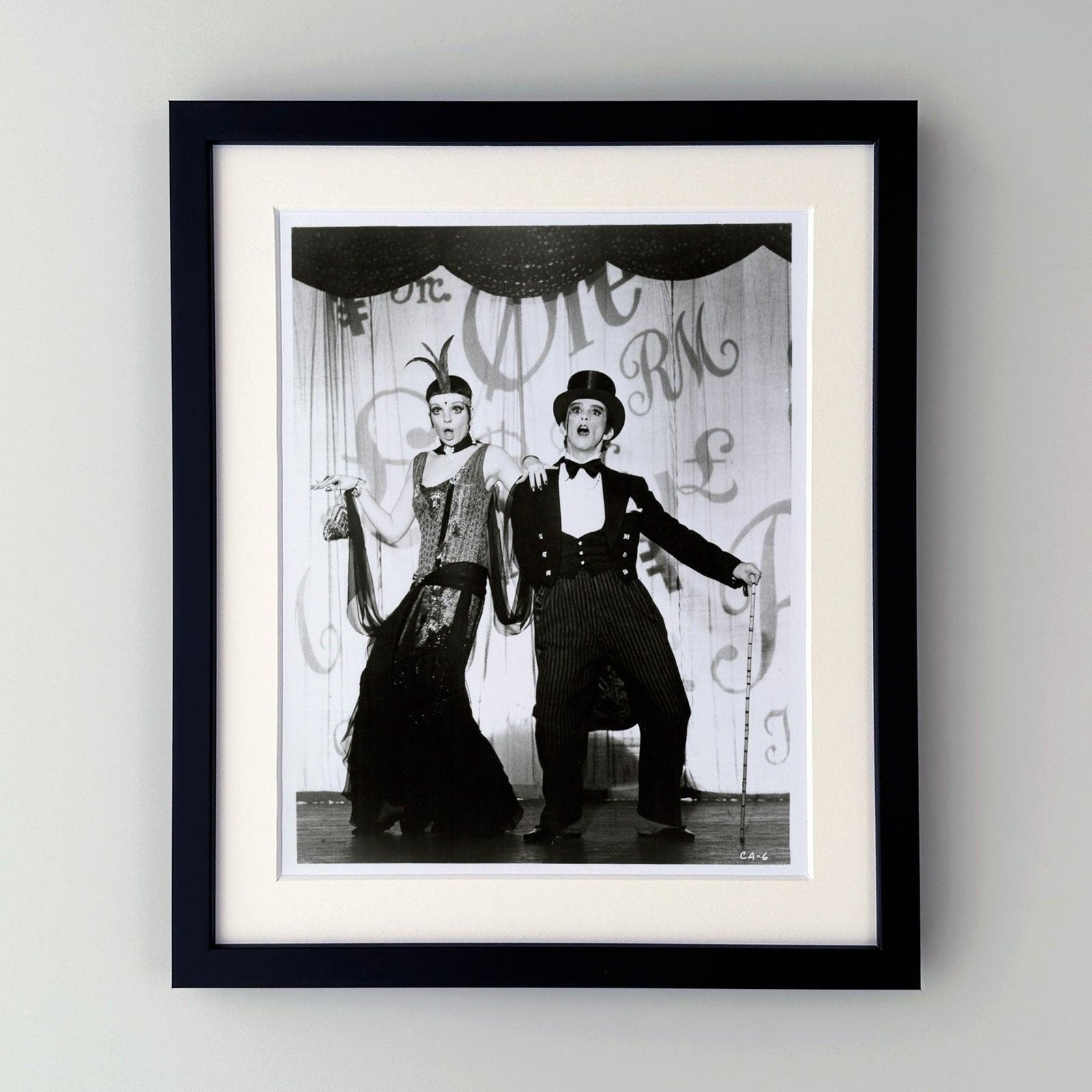Photographie de presse du film Cabaret (1972), encadrée photo furniture