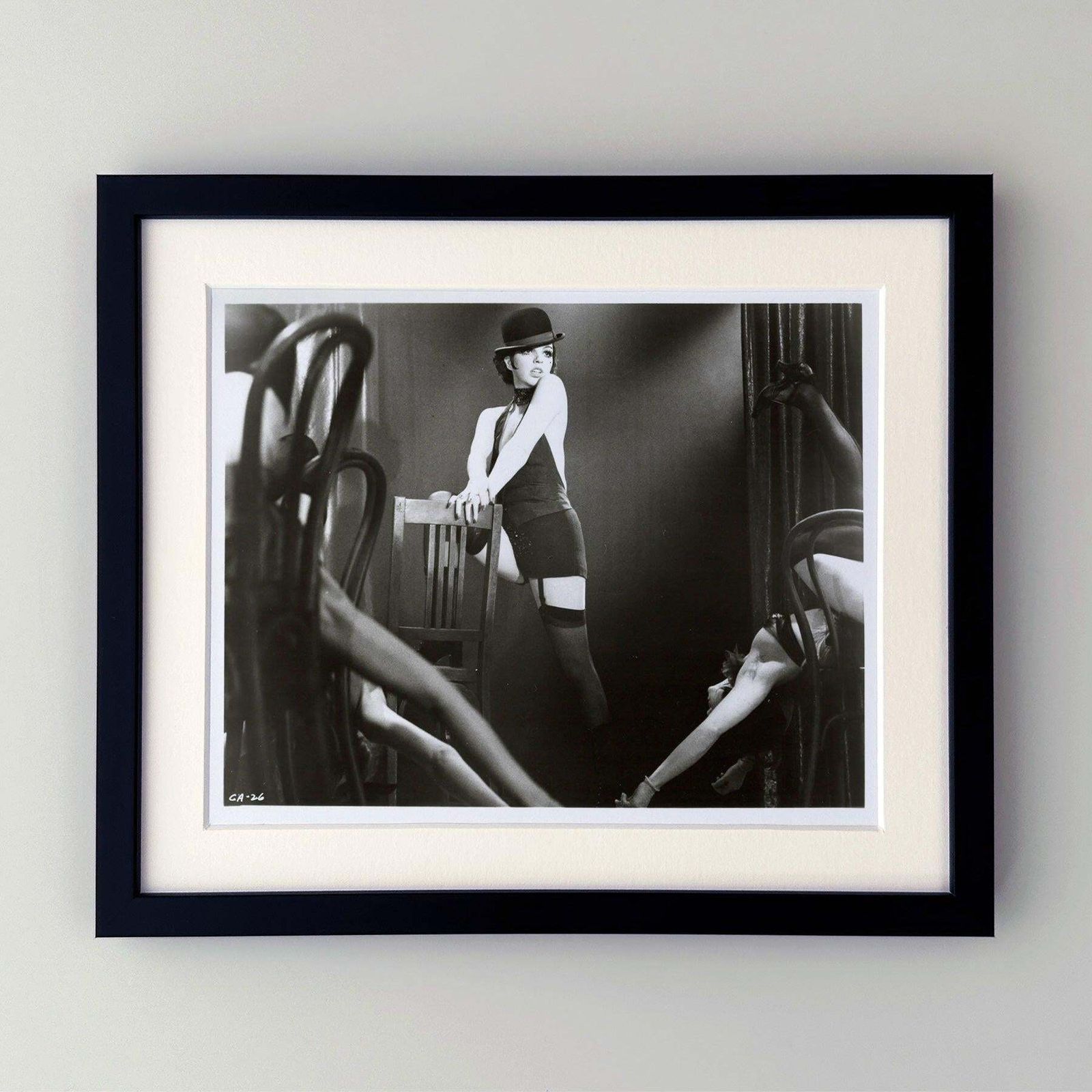 Photographie de presse du film Cabaret (1972), encadrée photo furniture