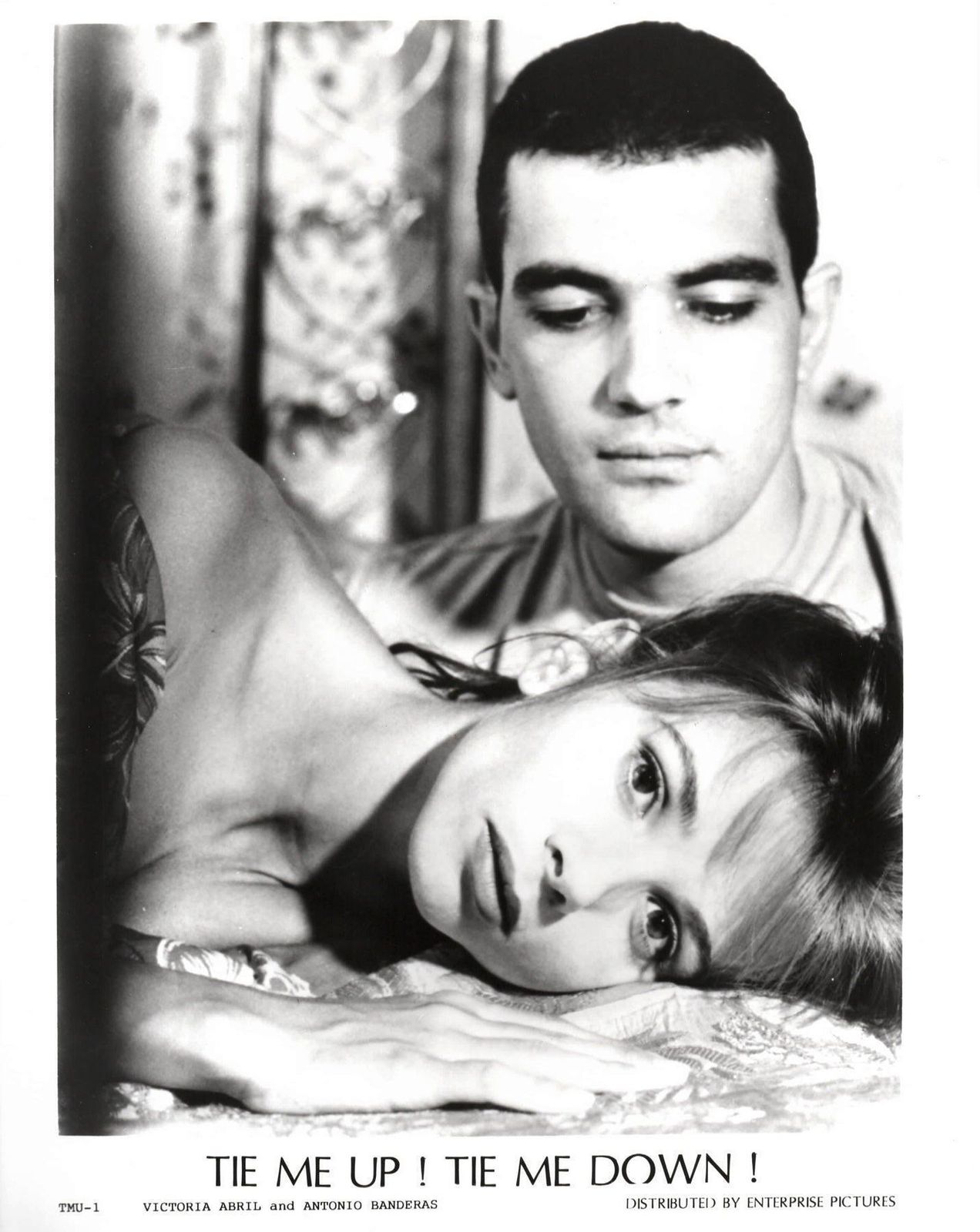 Photogramme de presse du film *Tie Me Up! Tie Me Down!* (1989), encadré photo Art