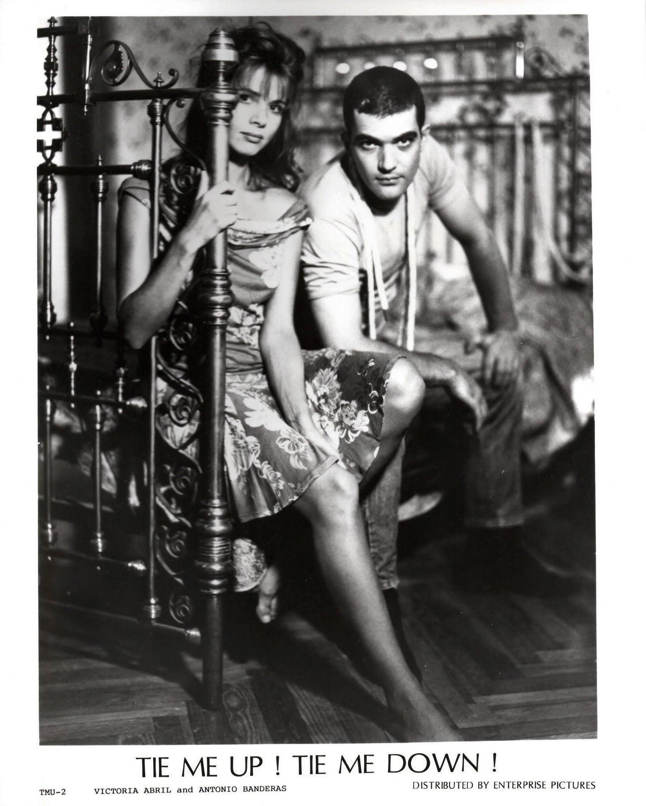 Photogramme de presse du film *Tie Me Up! Tie Me Down!* (1989), encadré photo Art