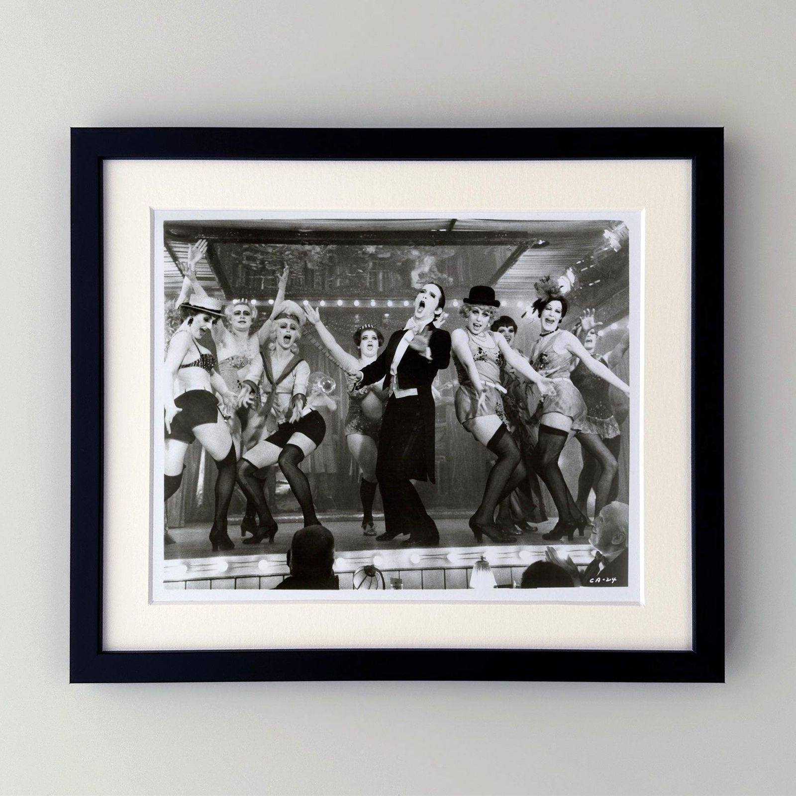 Photographie de presse du film Cabaret (1972), encadrée photo furniture