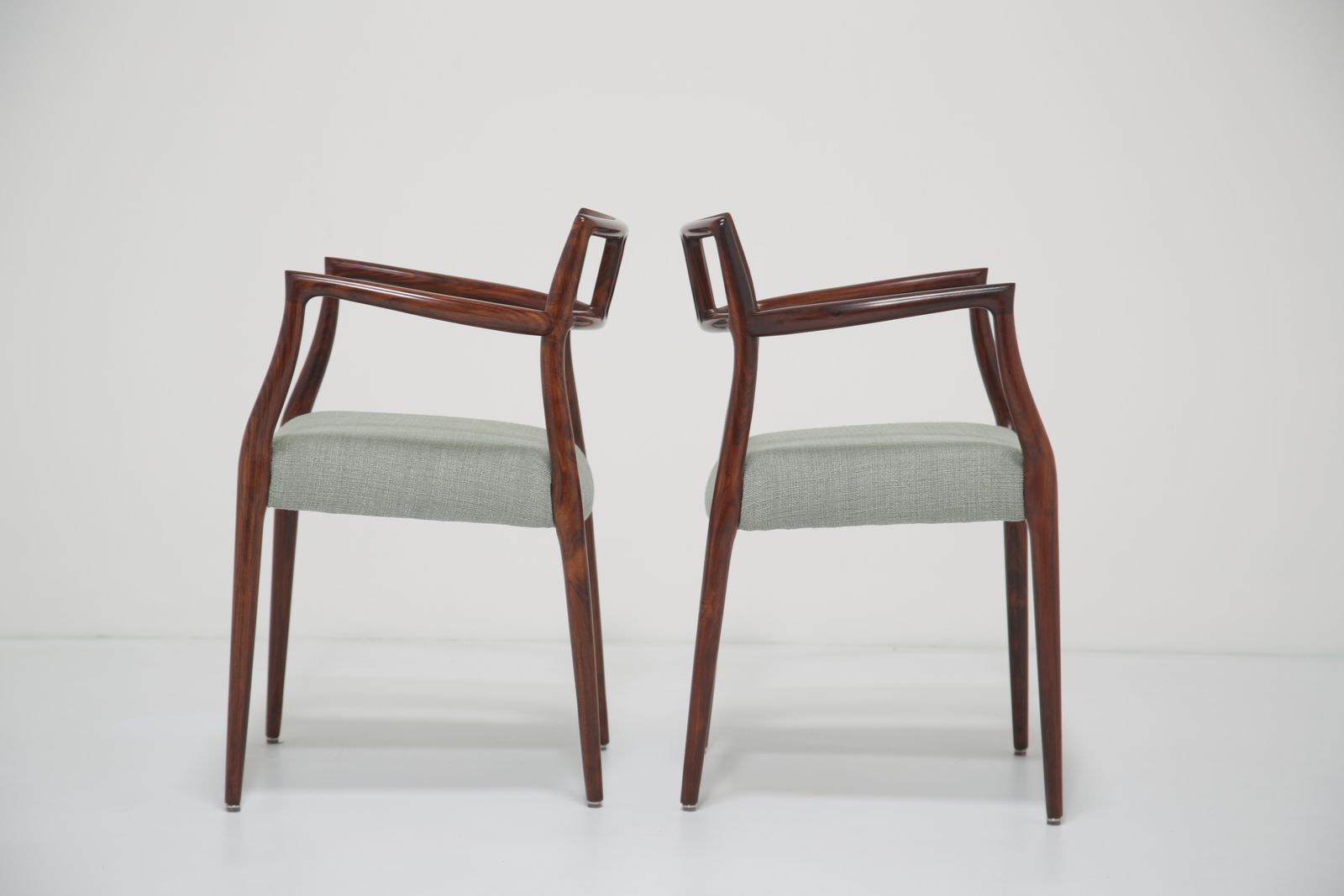 photo vinterior Chaises de salle à manger Niels Otto Moller Model 64 & 79, lot de 8, en palissandre massif et lin naturel pour J.L. Mollers Mobelfabrik, années 1960
