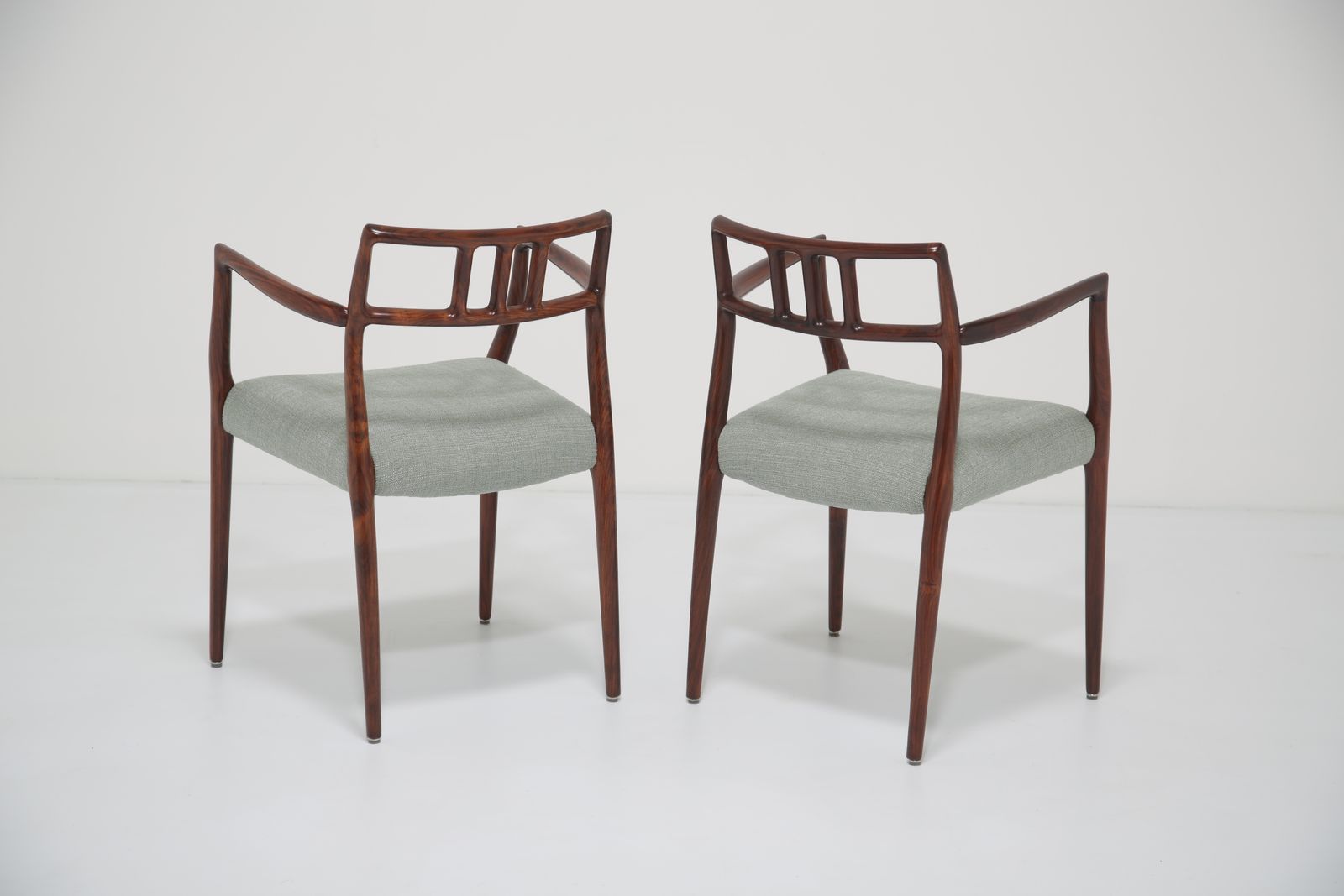 photo vintage Niels Otto Moller Model 64 & 79 eetkamerstoelen: set van 8 in massief palissander en natuurlijk linnen, voor J.L. Mollers Mobelfabrik, ca. jaren 1960