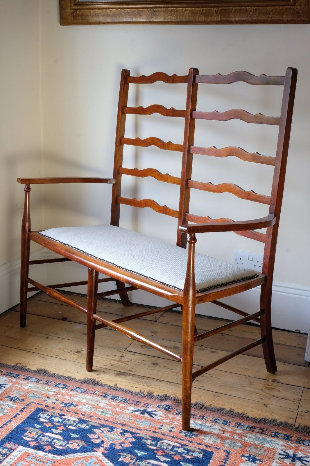 photo vintage 19th Century English Beech Ladder Back Bench With Horsehair Seat