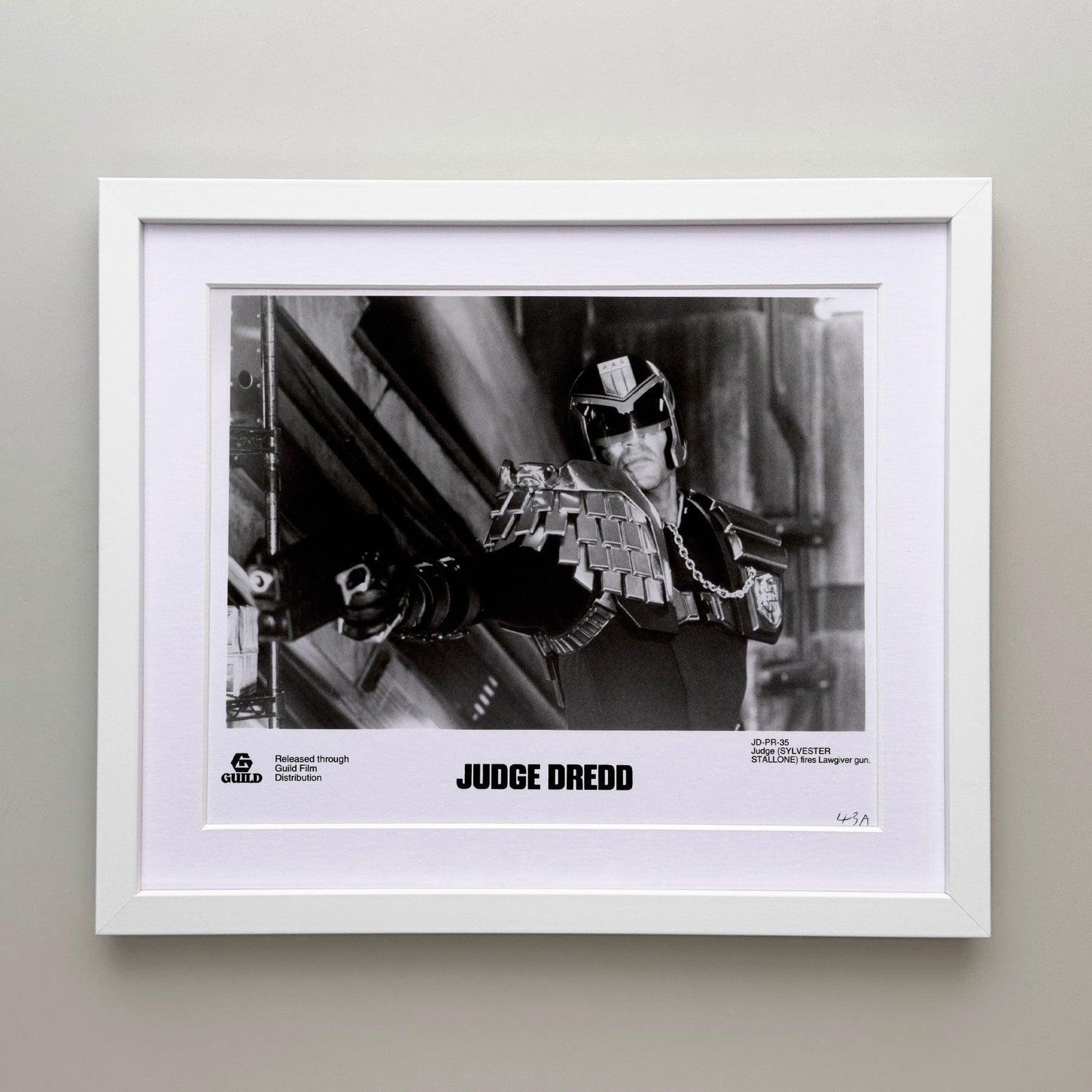 Photo de presse du film Judge Dredd (1995), encadrée photo for sale