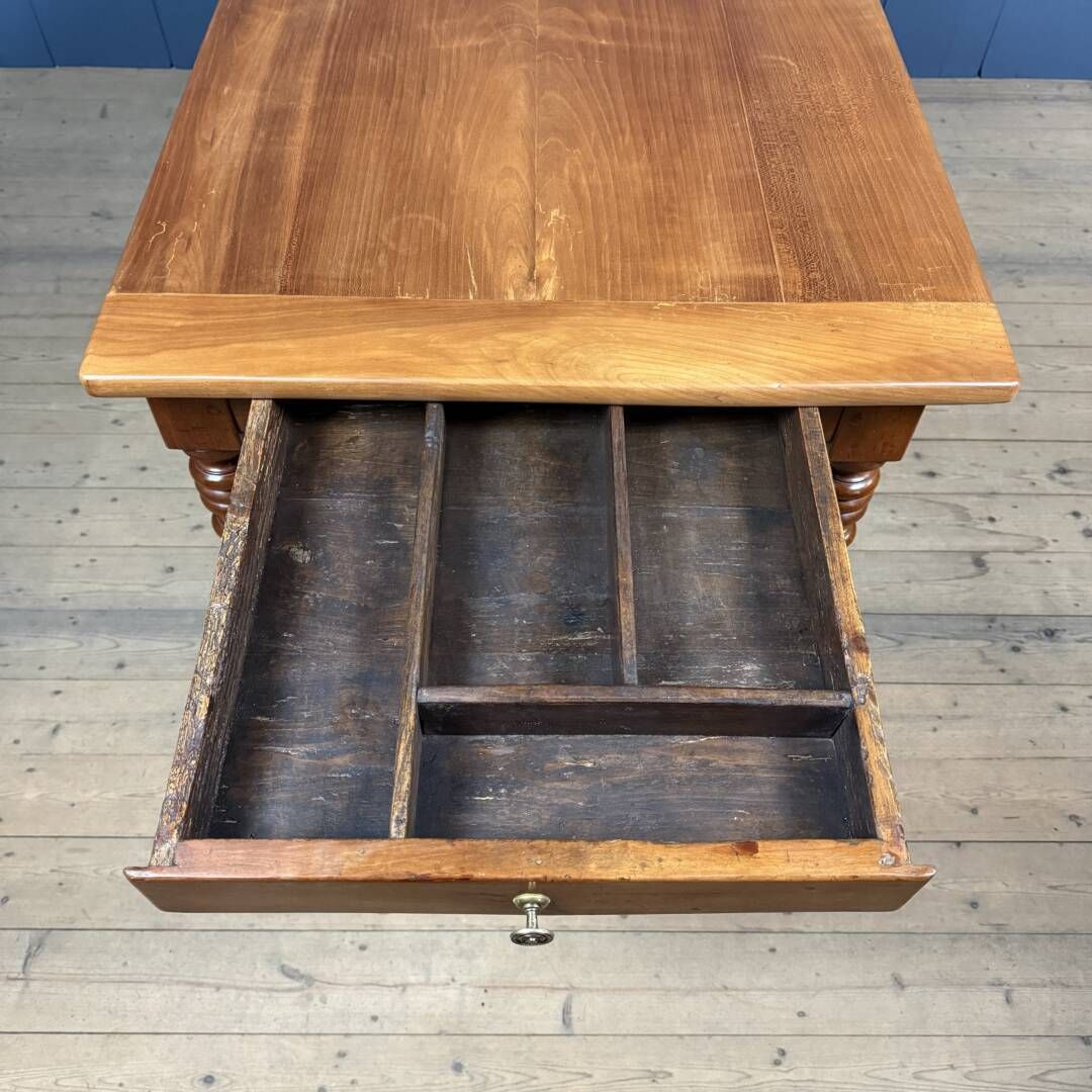 photo vintage Antieke Kersenhout Eettafel Uit Frankrijk