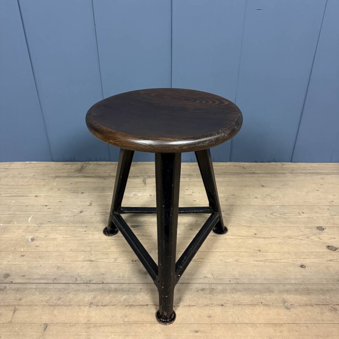 Zwarte Ongemerkte Rowac Kruk Met Donker Houten Zitting photo furniture