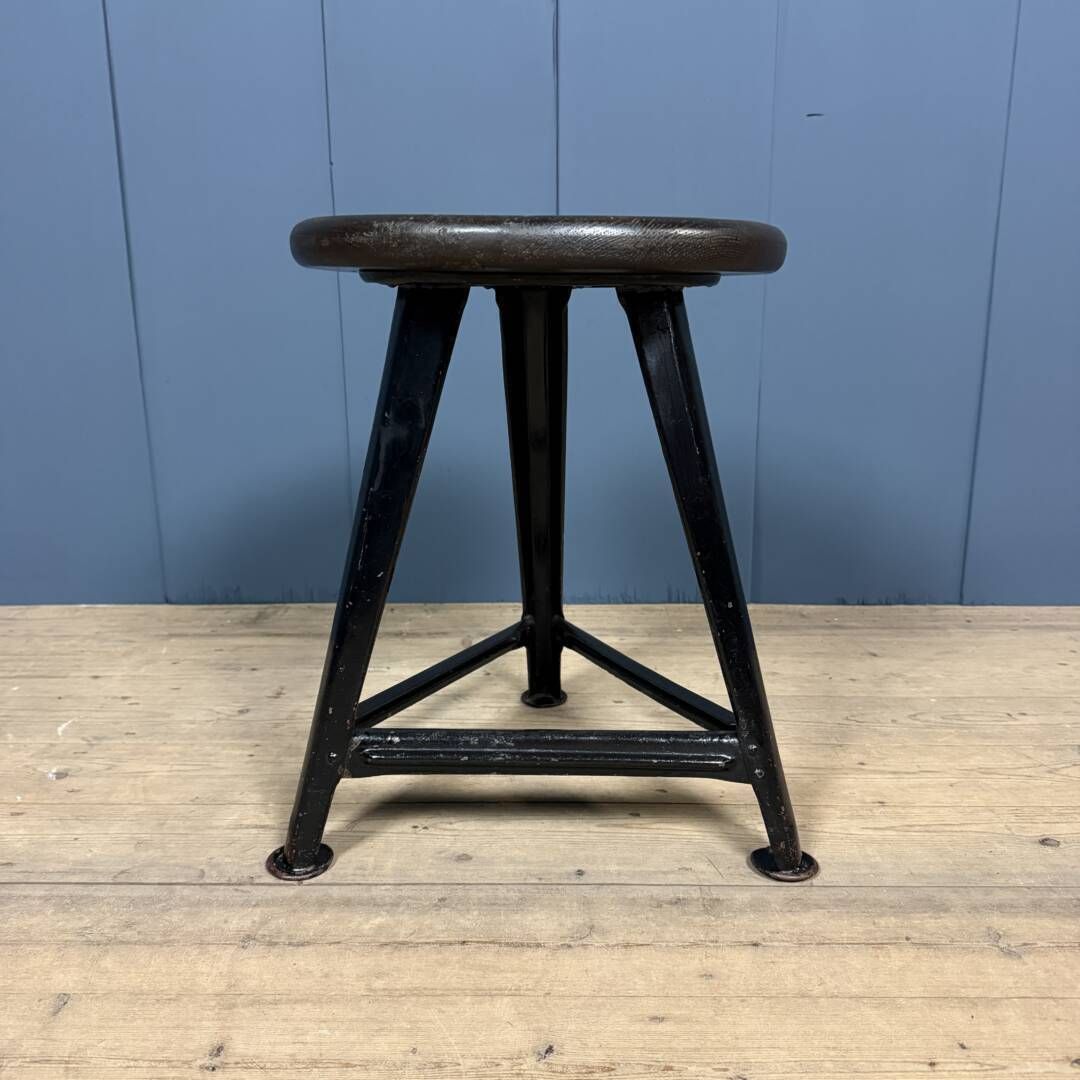 Zwarte Ongemerkte Rowac Kruk Met Donker Houten Zitting photo Meubels