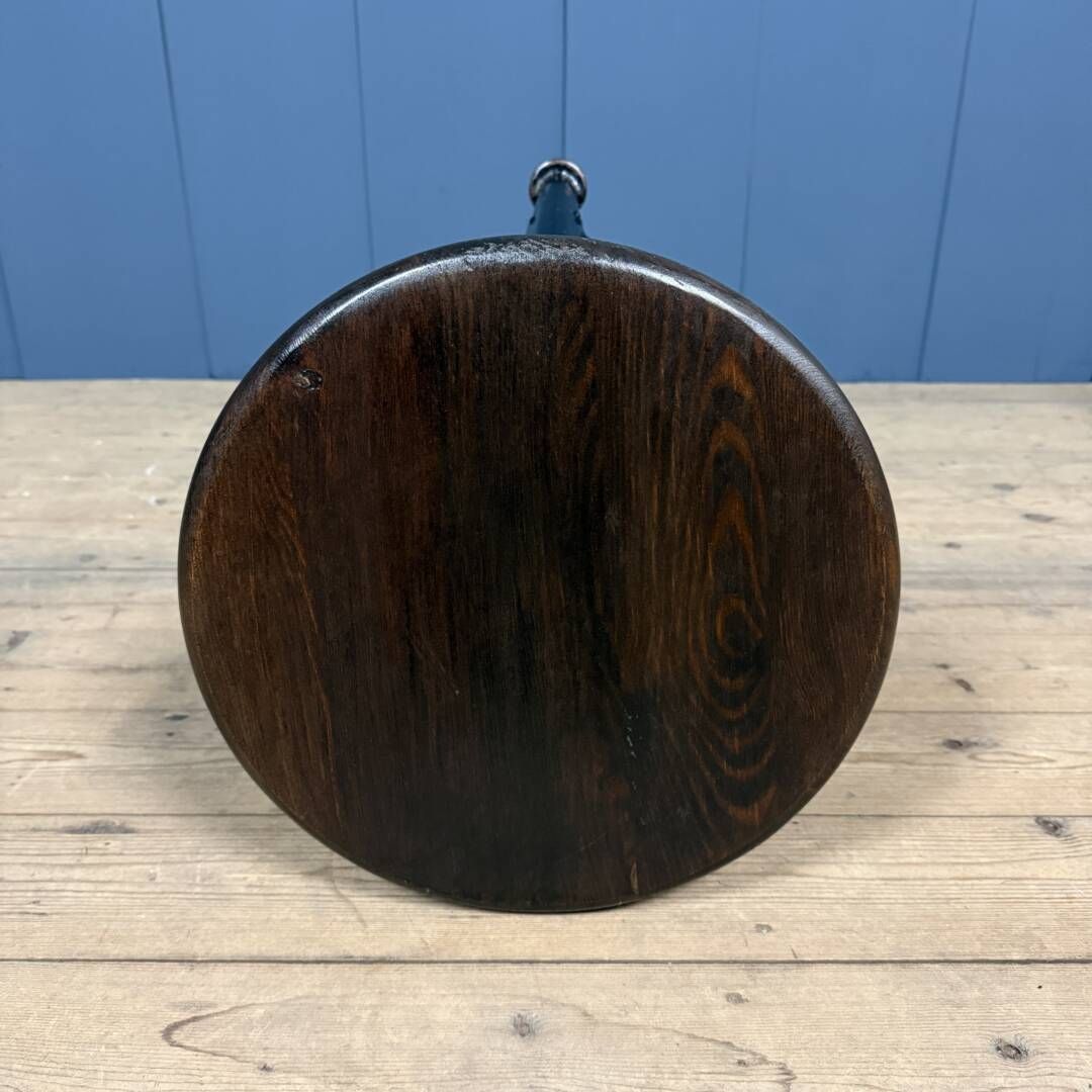 Zwarte Ongemerkte Rowac Kruk Met Donker Houten Zitting photo buy
