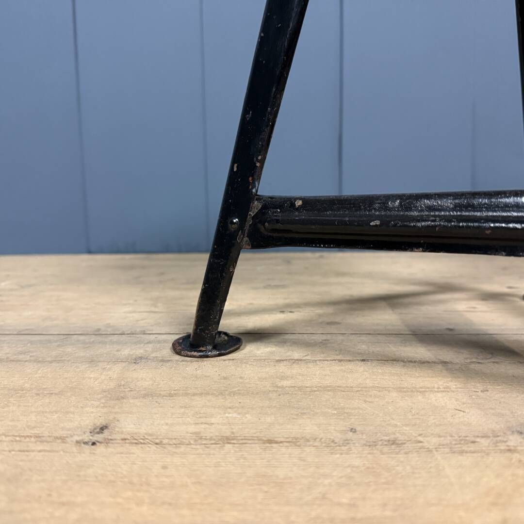Meubels Zwarte Ongemerkte Rowac Kruk Met Donker Houten Zitting photo
