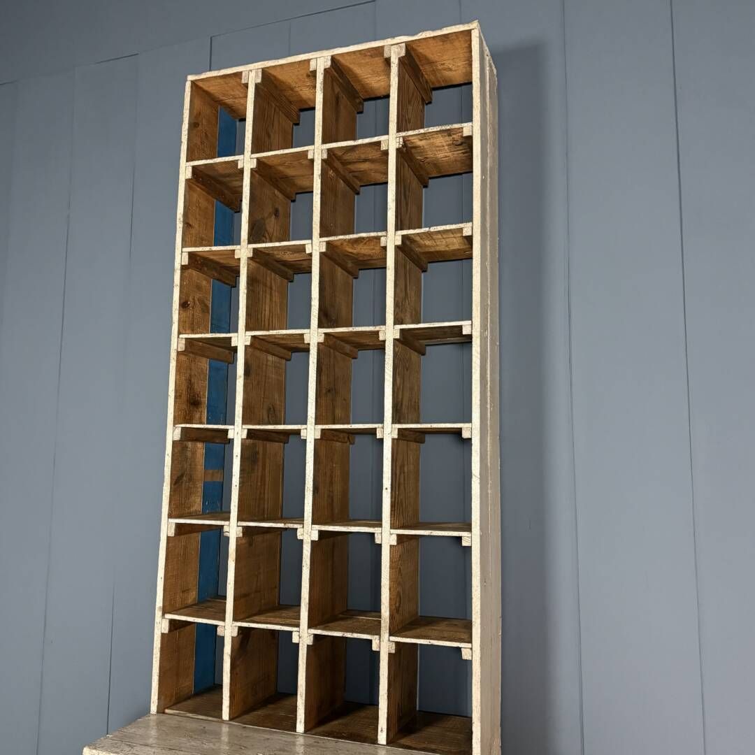 photo vinterior Grote Oude Industriële Houten Werkplaatskast Met Vakken