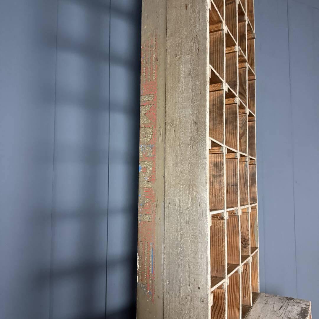 photo vintage Grote Oude Industriële Houten Werkplaatskast Met Vakken