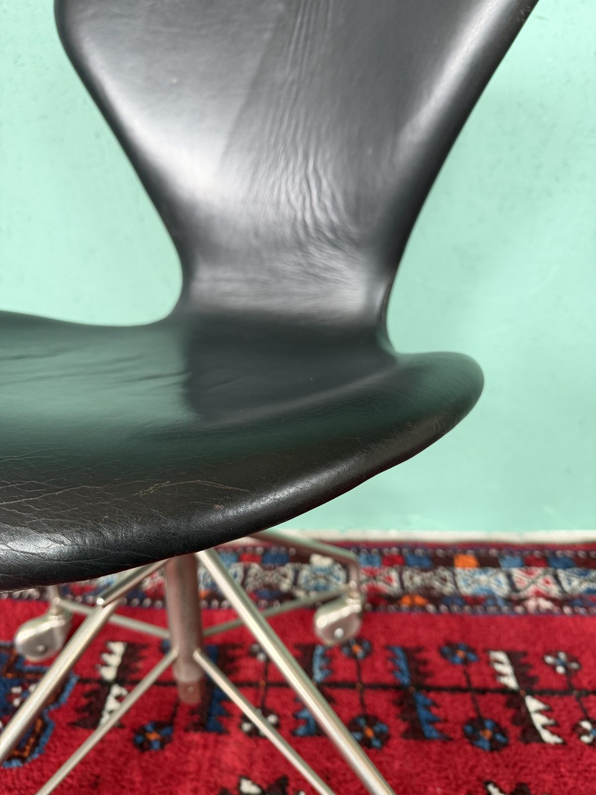 photo vintage Vintage Arne Jacobsen 3117 Series One Office Chair In Black Leather
