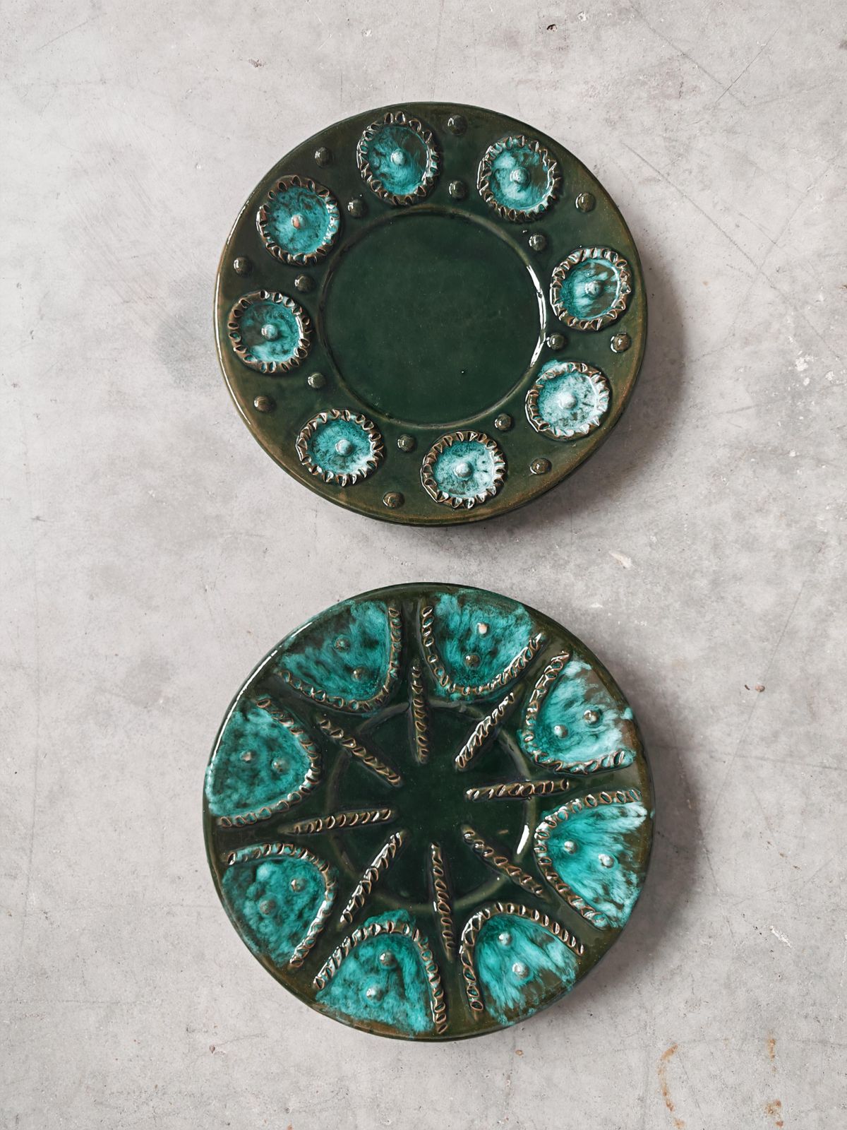Pair Of Mid Century Modern Oyster Plates In Green And Turquoise, France 1970s photo vintage
