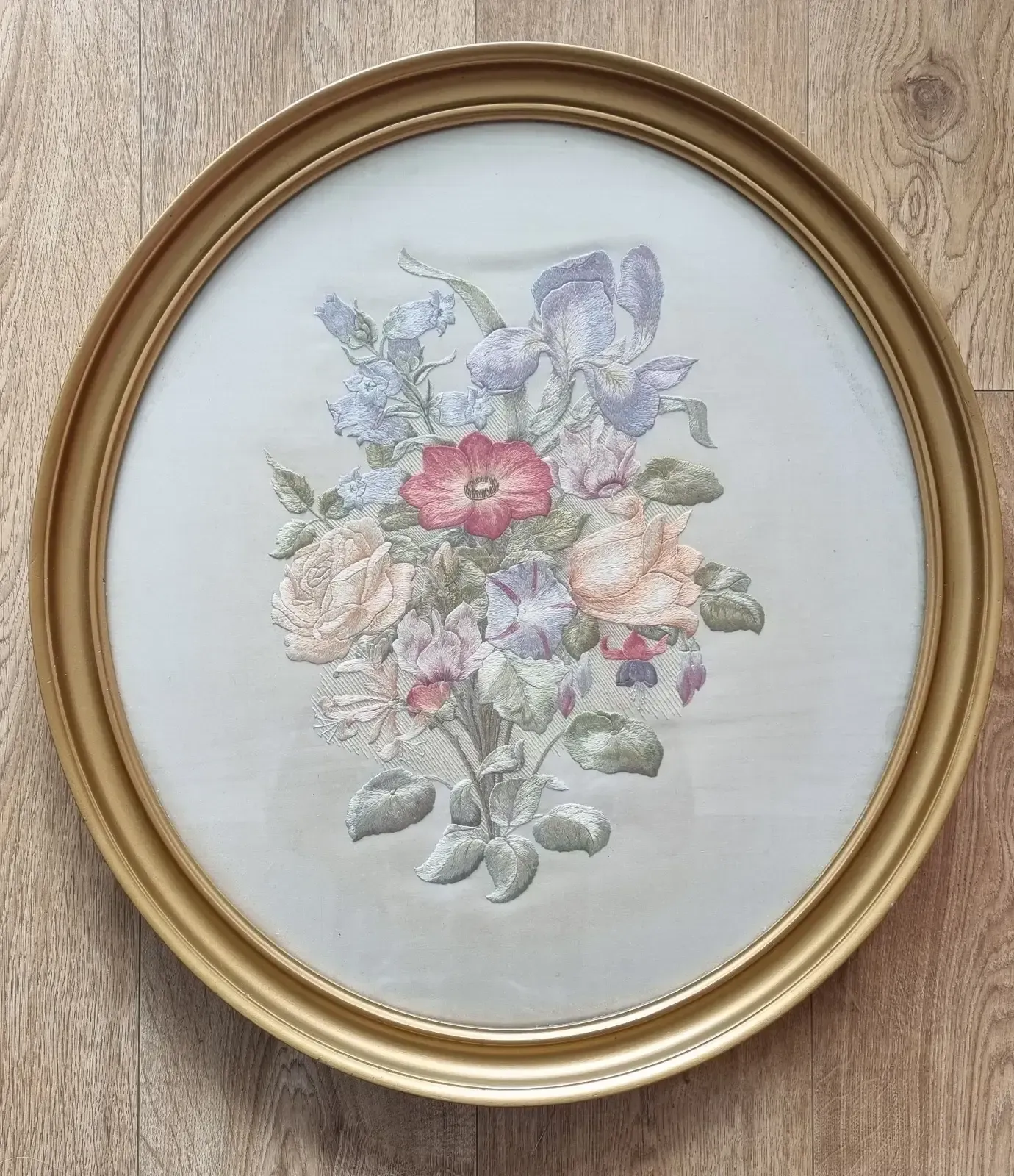 Early 20th Century Silk Embroiderd Flowers Round Gilt Frame 61 Cm Needlework