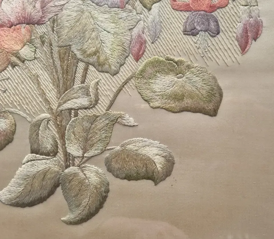 Art Early 20th Century Silk Embroiderd Flowers Round Gilt Frame 61 Cm Needlework photo