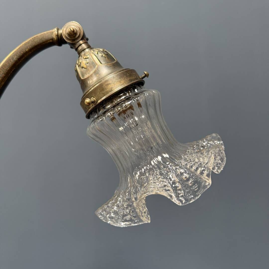 photo for sale Franse Art Nouveau Tafellamp Met Transparante Glazen Kap