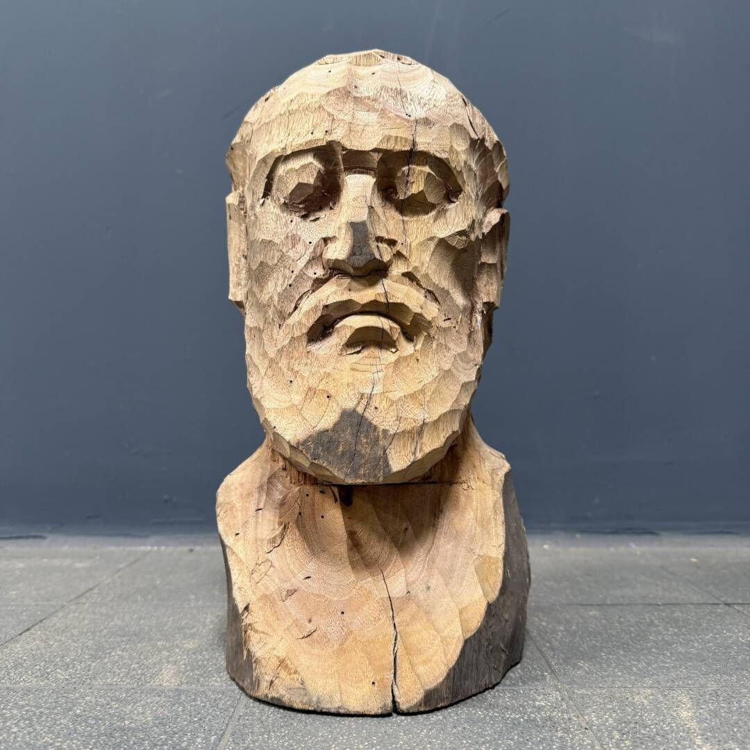 Houten Sculptuur Van Een Mannenhoofd Of Buste Met Baard photo Kunst