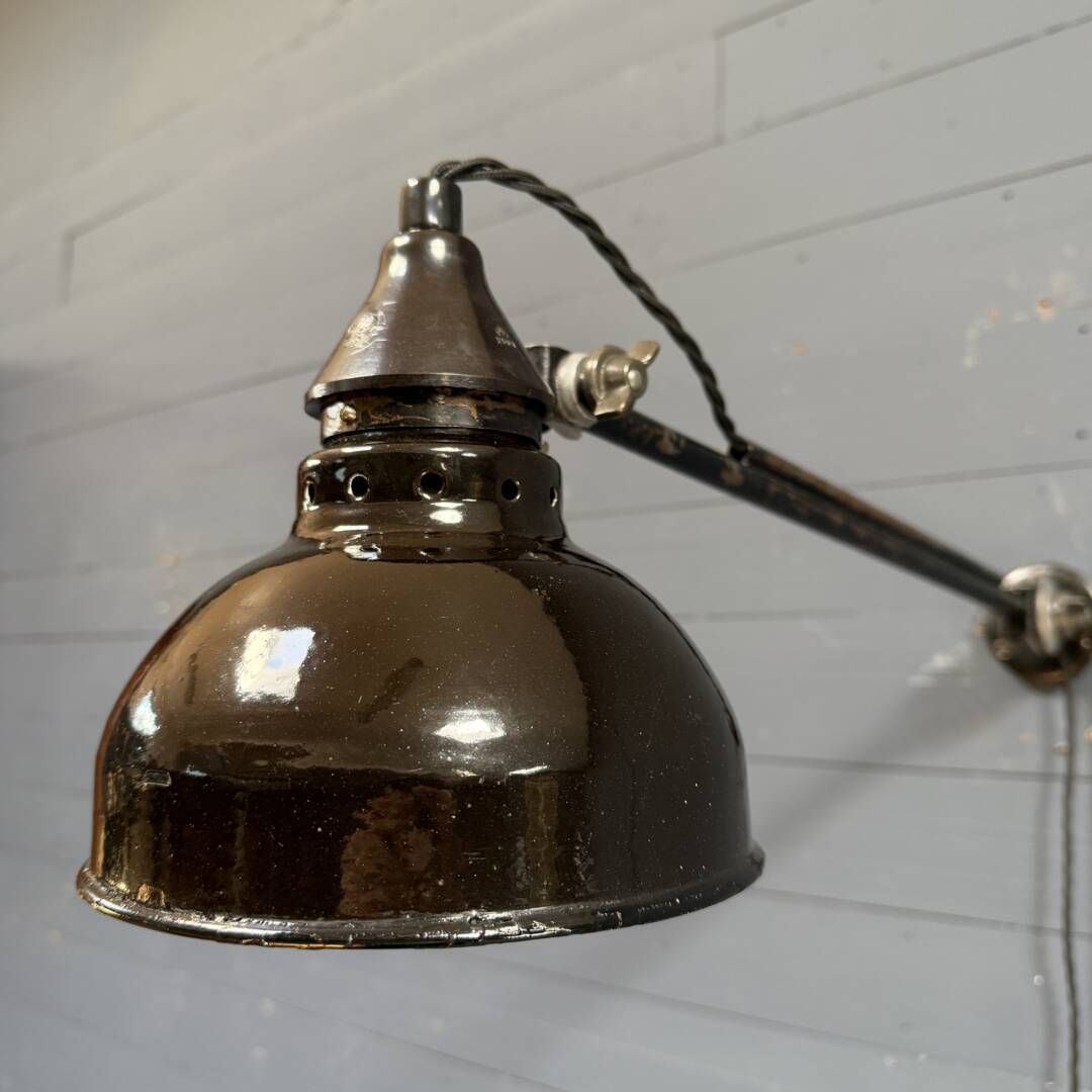 photo furniture Vroeg Model Rademacher Wandlamp Met Grote Kap