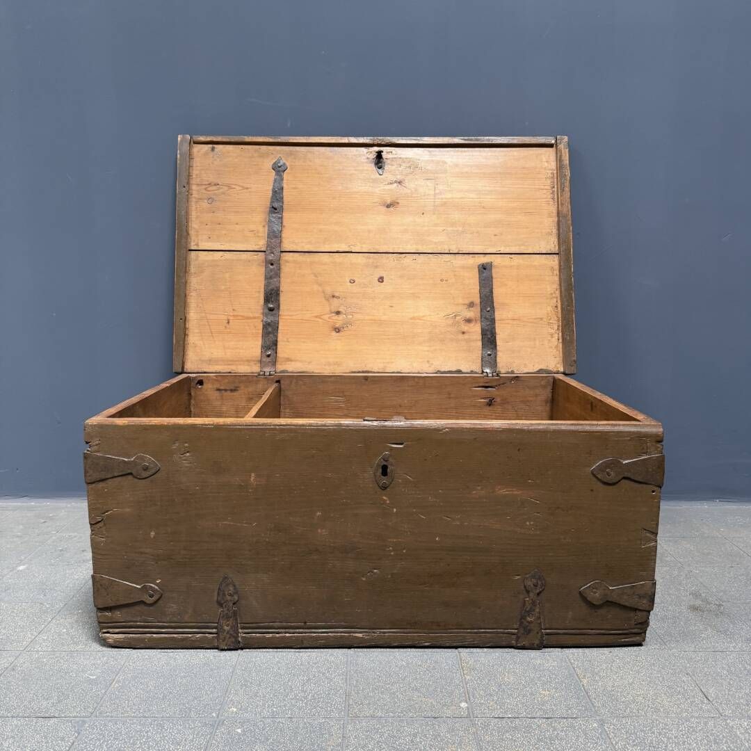 Antieke Geschilderde Houten Zweedse Kist photo Meubels