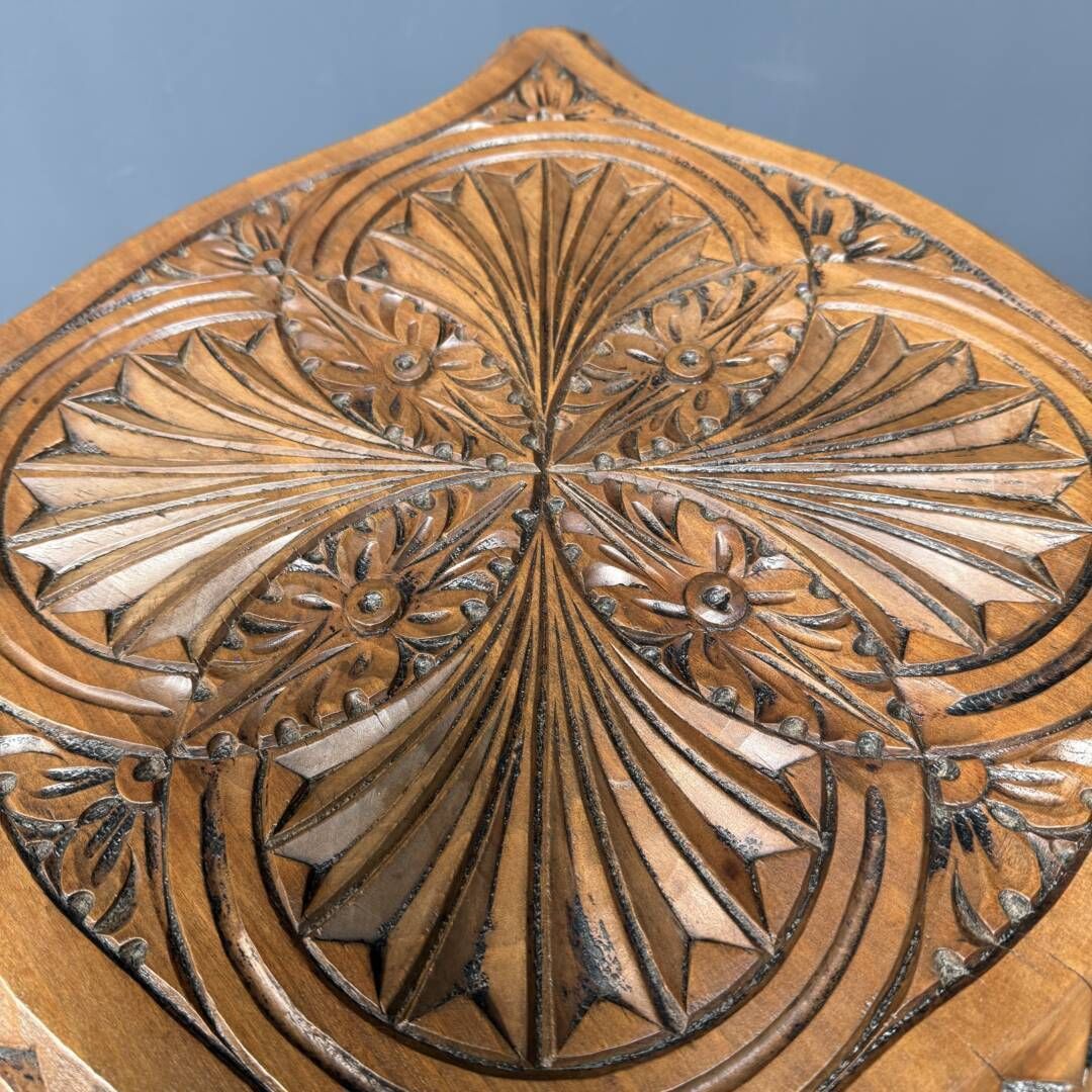 Elegante Antieke Houten Bijzettafel Met Houtsnijwerk photo furniture