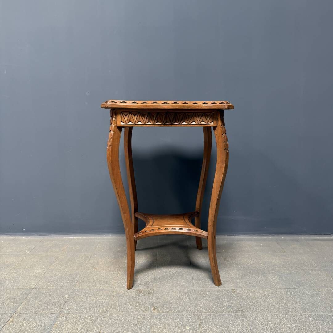 Elegante Antieke Houten Bijzettafel Met Houtsnijwerk photo for sale