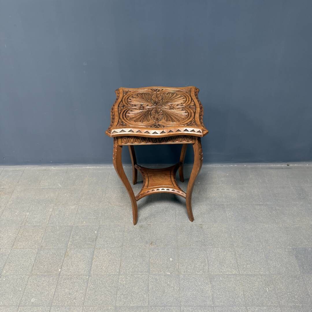 Elegante Antieke Houten Bijzettafel Met Houtsnijwerk photo 153.0