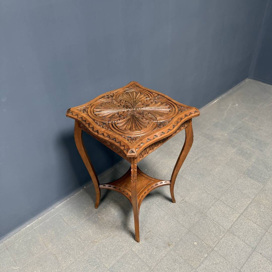 Elegante Antieke Houten Bijzettafel Met Houtsnijwerk photo buy