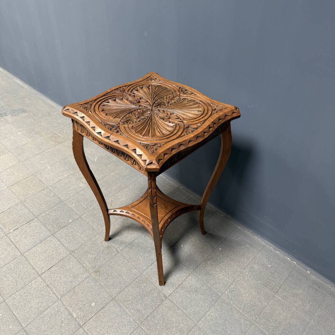 photo furniture Elegante Antieke Houten Bijzettafel Met Houtsnijwerk