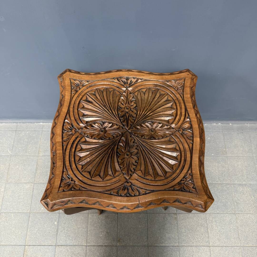 Meubels Elegante Antieke Houten Bijzettafel Met Houtsnijwerk photo