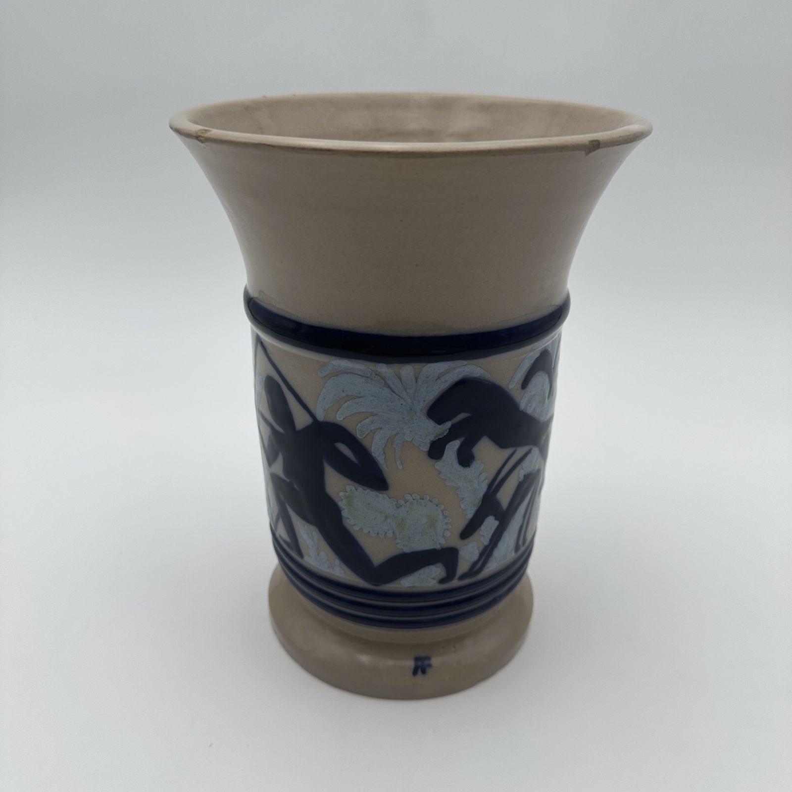 photo vinterior Ceramic Vase With Figurative Decoration Depicting A Hunting Scene – Circa 1930