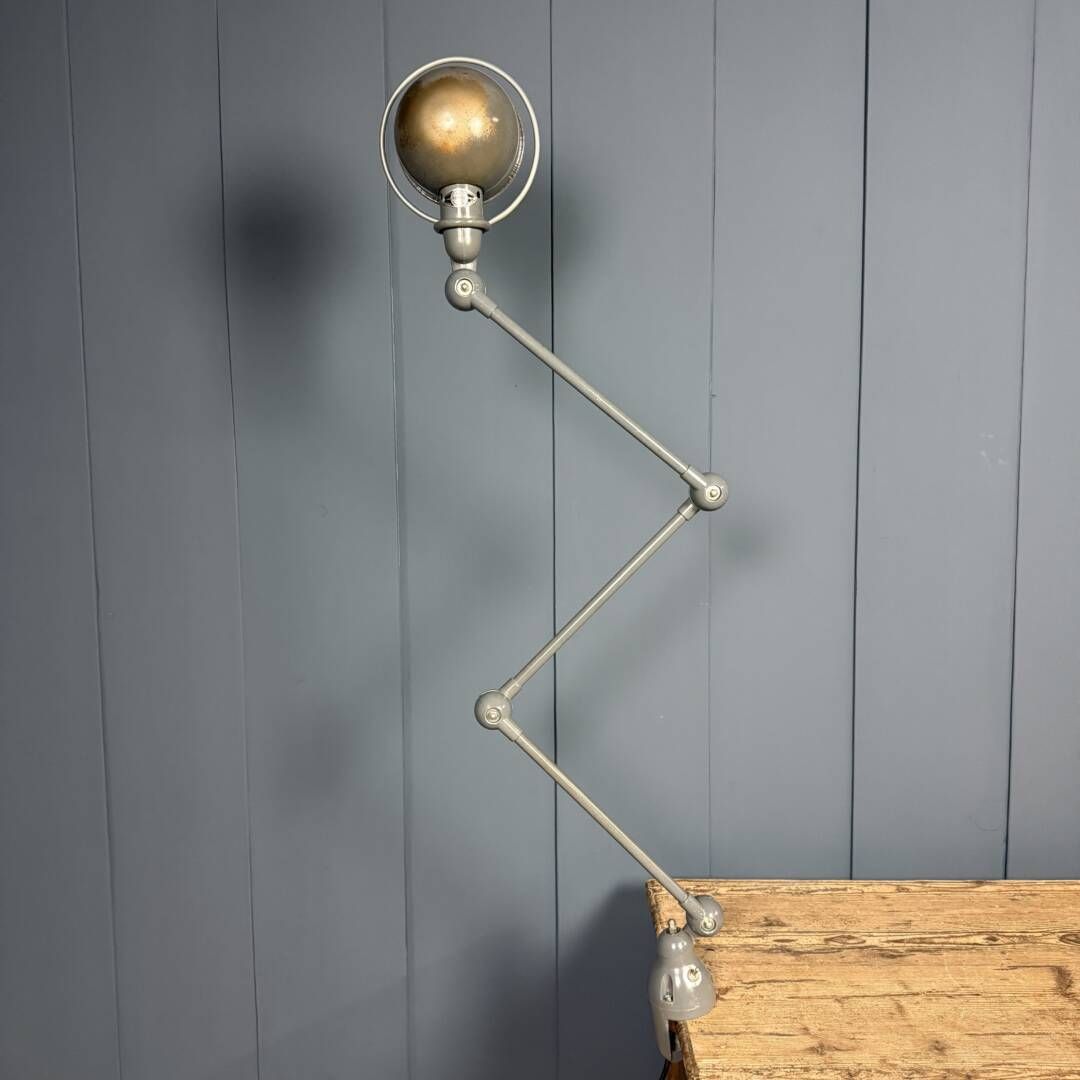 Donkergrijze Driearmstige Jieldé Tafelklemmlamp photo furniture